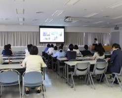 大阪府立高等学校養護教諭研究会に対し税関見学会を実施 見学会の様子