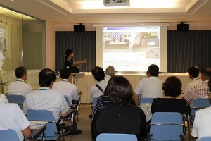 大阪税関 和歌山県伊都地方青少年育成県民運動推進委員会に対し税関見学会を実施 見学会の様子