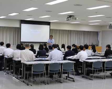 関西国際空港旅客送迎連絡協議会に対し税関概況説明及び施設見学を実施 見学会の様子