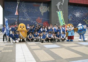 大阪税関 海遊館前イベント広場において3機関合同の密輸撲滅・薬物乱用防止キャンペーンを実施 集合写真