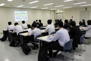 関西空港税関支署 京都地方裁判所新任裁判官に対し税関見学会を実施 見学会の様子