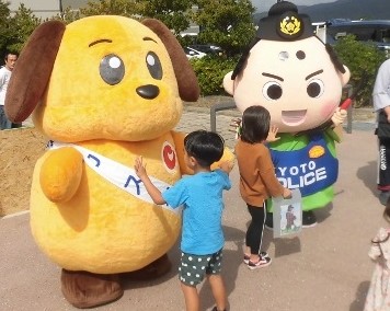 舞鶴税関支署宮津出張所 海の京都グルメ合戦にて広報活動を実施 子供と触れ合うカスタム君