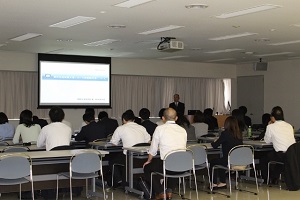 関西空港税関支署 京都地方検察庁司法修習生に対し税関見学会を実施 見学会の様子