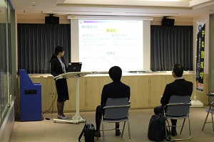 大阪税関 鞄s市環境設計に対し税関見学会を実施 説明会の様子