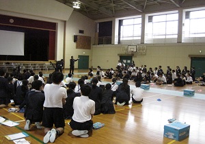 大阪税関 堺市立榎小学校において税関教室を実施 税関教室の様子