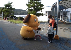 金沢税関支署七尾出張所 のとじま水族館でテロ対策及び密輸撲滅キャンペーンを実施 キャンペーン中のカスタム君