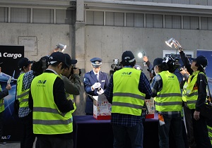 関西空港税関支署 フランス産ワイン「ボジョレーヌーヴォー」の通関検査風景を公開 報道風景