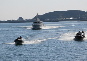 和歌山税関支署新宮出張所 新宮港テロ対策訓練に参加 海保小型巡視艇と不審小型船を追跡する監視艇おおみね