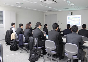 関西空港税関支署 奈良地方検察庁司法修習生に対し税関見学会を実施 見学会の様子