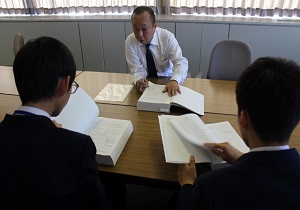 関西空港税関支署 貝塚市立第五中学校に対し税関職業体験を実施 業務説明の様子