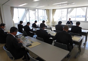 伏木税関支署 名古屋通関業会四日市支部通関士部会幹事等に対し税関見学会を実施 見学会の様子