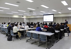 関西空港税関支署 寝屋川学校保健会に対し税関見学会を実施 見学会の様子
