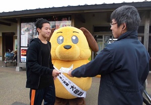 金沢税関支署七尾出張所 輪島かにまつりで広報活動を実施 広報活動の様子