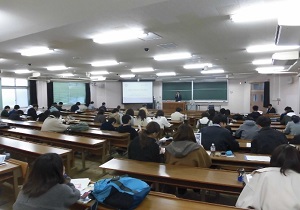 伏木税関支署 富山大学において税関業務の概要等について講義を実施 講義の様子