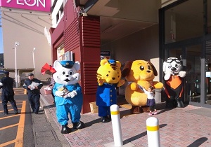 和歌山税関支署新宮出張所 密輸撲滅等防犯キャンペーンを実施 キャンペーンの様子