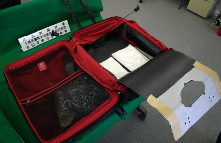 スーツケース底部に隠匿されたコカイン