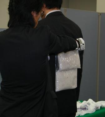 粘着テープで体に巻きつけられていた覚せい剤の隠匿方法