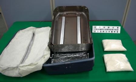 スーツケース底部を二重にして隠匿されていた覚せい剤2.971.8グラム
