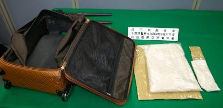 覚せい剤を取り出した様子