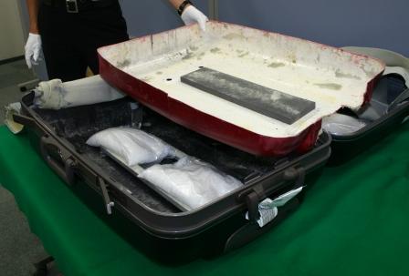 �J�i�_���o�����ܖ��A�������i�X�[�c�P�[�X��d��ɉB���j