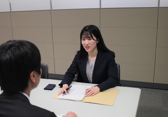 先輩職員6(会議中の写真)