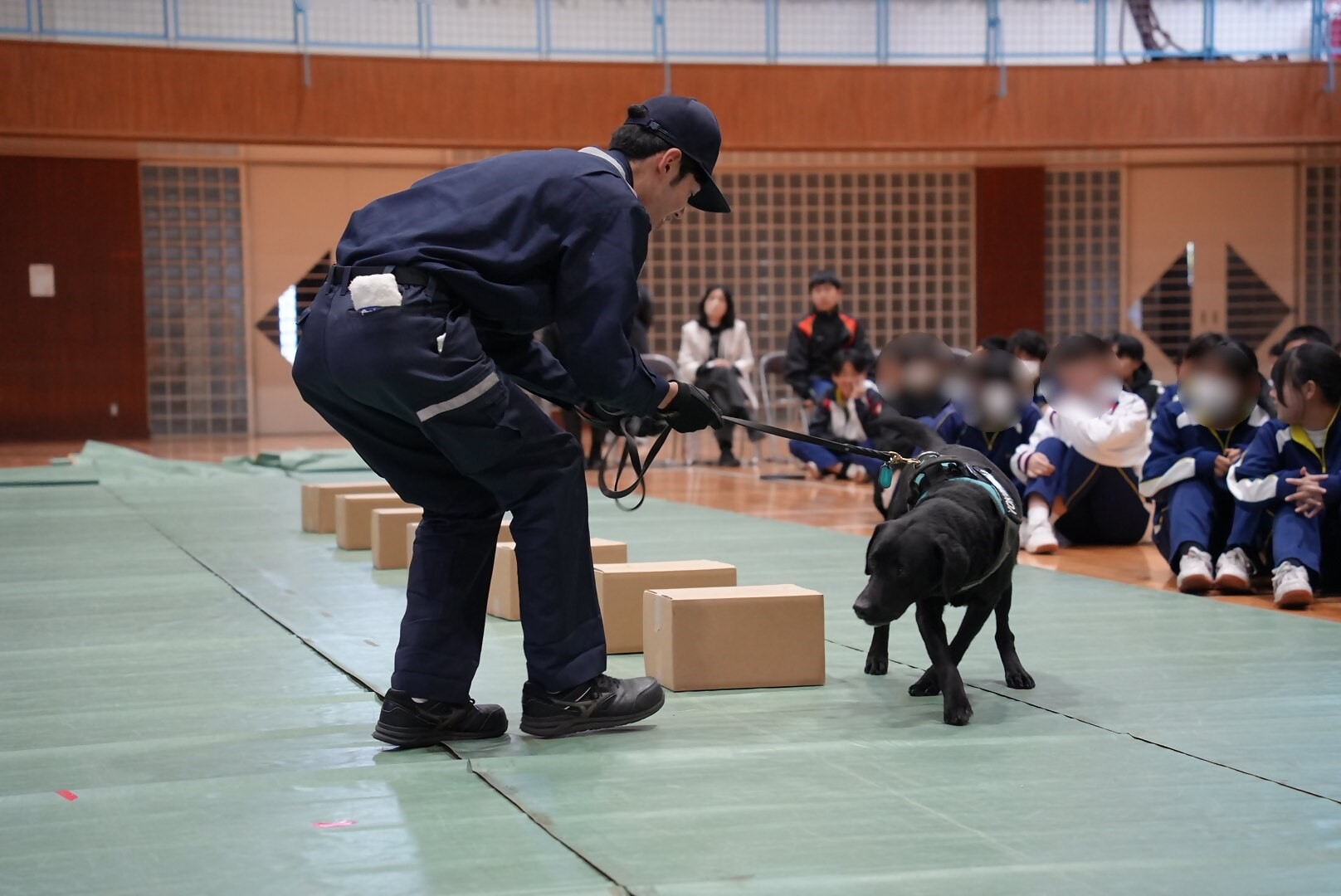 ����T�m�����f�����X�g���[�V�������Ă���l�q