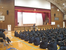 小山中学校の生徒に講演しているところその２(2018年12月)