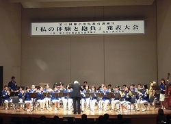 神奈川県民ホールにおいて演奏しているところ・その１(2019年1月)