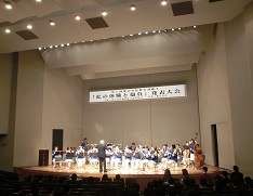 神奈川県民ホールにおいて演奏しているところ・その２(2019年1月)