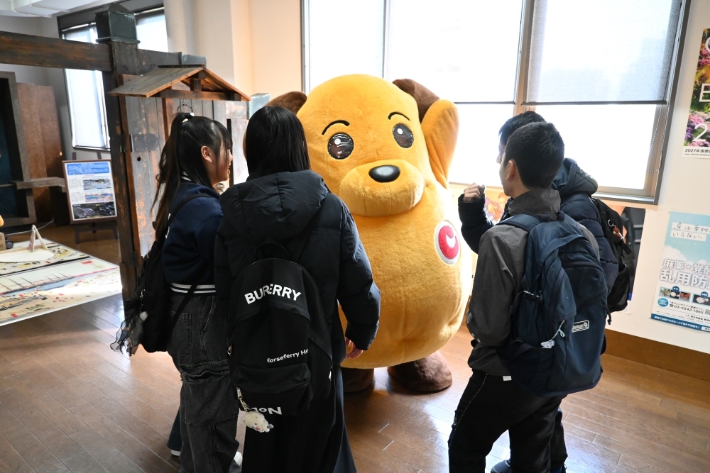 �����W�����ɂăJ�X�^���N�ƋY��Ă���q������