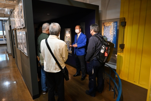 �����W�������ŌW�����ē������Ă���l�q