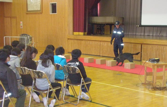 日光市立落合東小学校での麻薬探知犬デモンストレーション(2018年1月)