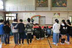 平塚市立岡崎小学校での麻薬探知犬デモンストレーション(2018年2月)