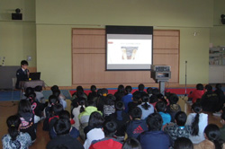 栃木県栃木市立中央小学校での薬物乱用防止教室講演風景 (2018年2月) 