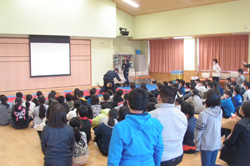栃木県栃木市立中央小学校での麻薬探知犬デモンストレーション(2018年2月)