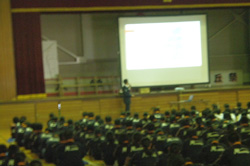 益子中学校の生徒が薬物乱用防止教室の講義を聞く様子(2018年10月)