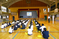 横須賀市立公郷中学校での、薬物乱用防止教室の講義の様子(2018年11月)