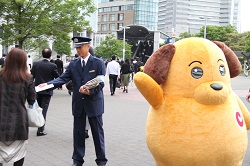 桜木町駅前でキャンペーンを行っている様子（2019年5月）.JPG