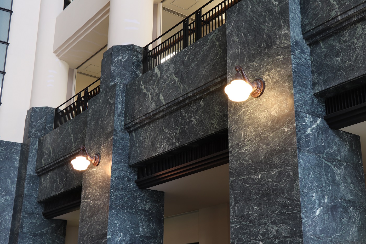 新館アトリウムの照明