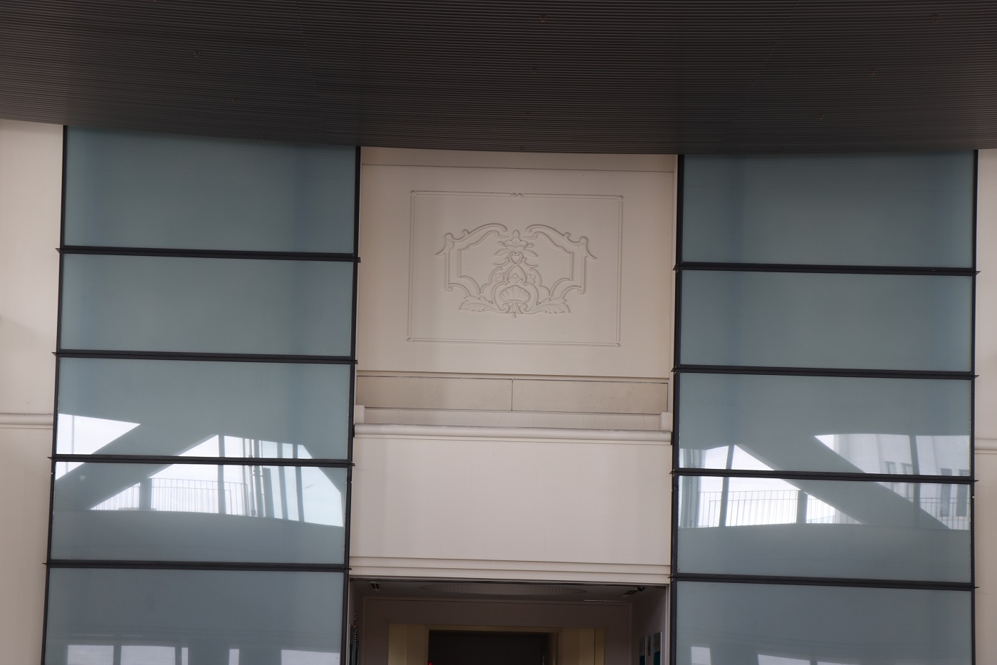 新館アトリウムのレリーフ