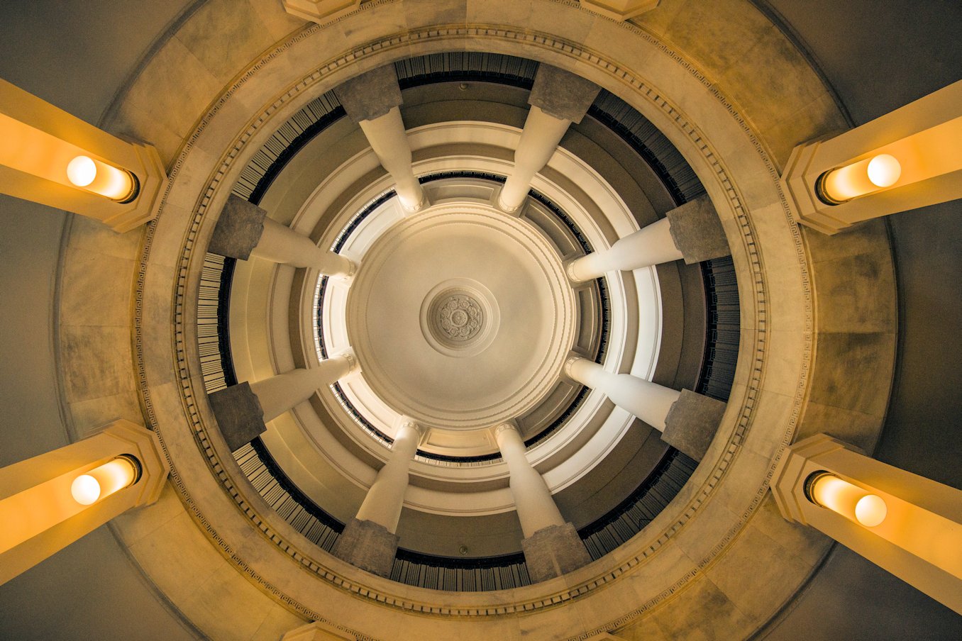 東門エントランスホール吹き抜け