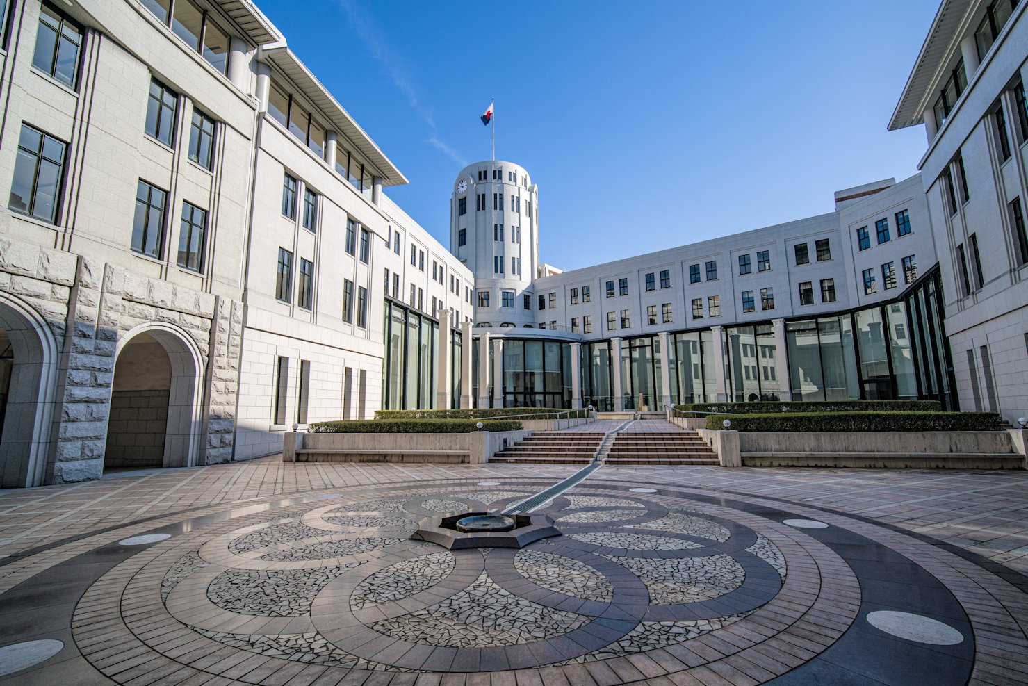 中庭と旧館・時計塔