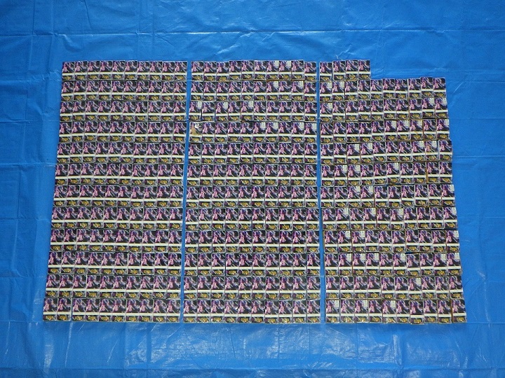 犯則物件を並べた写真