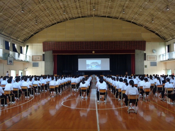 体育館に生徒が並んでいる写真