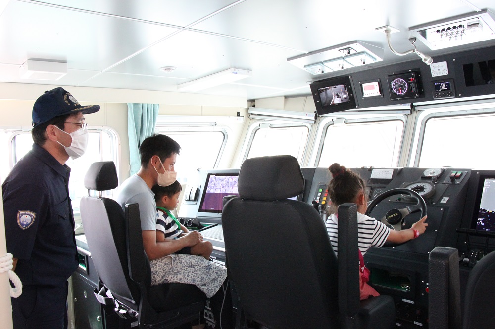 船内で説明をする写真