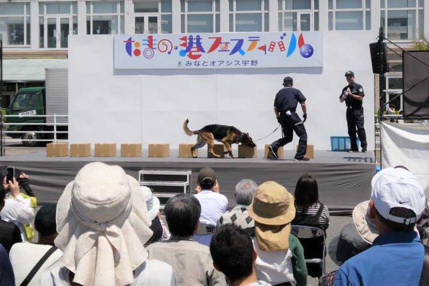 麻薬探知犬デモンストレーションの写真