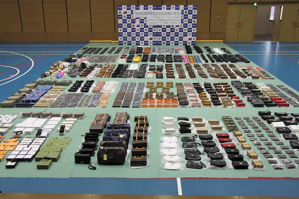 犯則物件であるバッグ等が並べられている全景