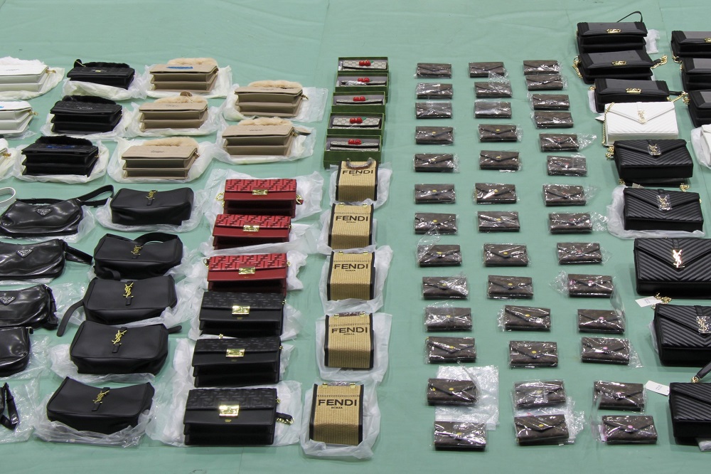 犯則物件であるポーチや財布の写真