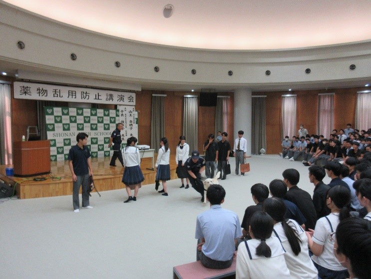 麻薬探知犬によるデモンストレーションの様子