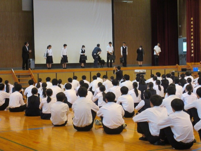 麻薬探知犬によるデモンストレーションの様子